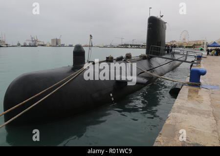 31 ottobre 2018 - 31 ottobre 2018 (Malaga ) il sommergibile Mistral ha fermato al porto di Malaga, a partire da oggi e fino al 2 novembre. Il Mistral sottomarino è il terzo della classe Galerna. Durante il primo semestre di quest'anno ha partecipato all'operazione 'Sea Guardian", dedicato al controllo del traffico marittimo e il rilevamento di attività illecite che possono influenzare la stabilità degli Stati costieri dell'Alleanza atlantica. Il suo equipaggio è composto di 63 uomini e donne, e dopo la sua sosta nel porto di Malaga si continuerà con varie manovre ed esercizi di addestramento. (Credito immagine: Foto Stock