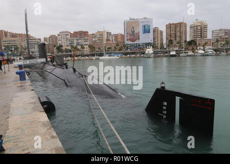 31 ottobre 2018 - 31 ottobre 2018 (Malaga ) il sommergibile Mistral ha fermato al porto di Malaga, a partire da oggi e fino al 2 novembre. Il Mistral sottomarino è il terzo della classe Galerna. Durante il primo semestre di quest'anno ha partecipato all'operazione 'Sea Guardian", dedicato al controllo del traffico marittimo e il rilevamento di attività illecite che possono influenzare la stabilità degli Stati costieri dell'Alleanza atlantica. Il suo equipaggio è composto di 63 uomini e donne, e dopo la sua sosta nel porto di Malaga si continuerà con varie manovre ed esercizi di addestramento. (Credito immagine: Foto Stock