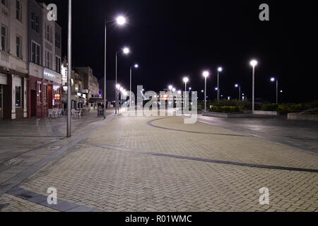 Weston Super Mare, Regno Unito. Il 31 ottobre, 2018. L'ultima notte di ottobre 2018 Halloween ,le strade del mondo famoso Weston Super Mare sono vuoti di persone auto e un lone fox è visto correre lungo la strada di fronte al molo. Credito: Robert Timoney/Alamy Live News Foto Stock