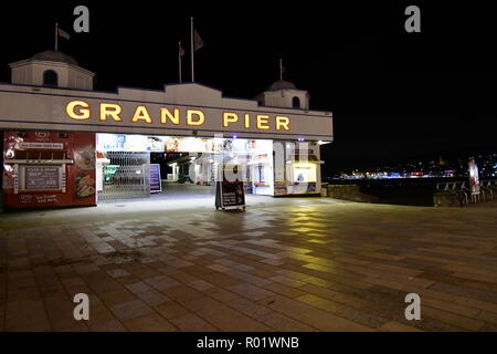 Weston Super Mare, Regno Unito. Il 31 ottobre, 2018. L'ultima notte di ottobre 2018 Halloween ,le strade del mondo famoso Weston Super Mare sono vuoti di persone auto e un lone fox è visto correre lungo la strada di fronte al molo. Credito: Robert Timoney/Alamy Live News Foto Stock