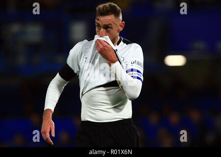 Richard Keogh di Derby County guarda sconsolato. EFL Carabao Cup, round 4 corrispondono, Chelsea v Derby County a Stamford Bridge di Londra Mercoledì 31 Ottobre 2018. Questa immagine può essere utilizzata solo per scopi editoriali. Solo uso editoriale, è richiesta una licenza per uso commerciale. Nessun uso in scommesse, giochi o un singolo giocatore/club/league pubblicazioni. pic da Steffan Bowen/ Andrew Orchard fotografia sportiva/Alamy Live news Foto Stock