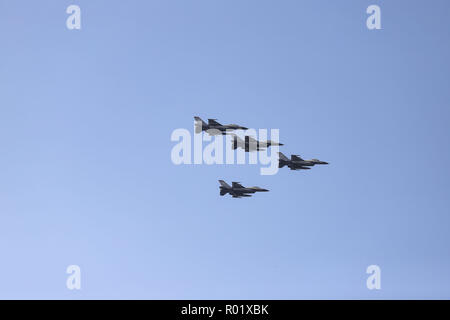 Ottobre 28, 2018 - Salonicco, Grecia (GRC Grecia - Hellenic Air Force Zeus Demo Team (HAF) F-16C blocco 52 in formazione sorvolano Salonicco durante la parata militare. ''Oxi giorno'' che commemora il rifiuto dalla Grecia di ultimatum fatta dal dittatore italiano Benito Mussolini nel 1940. Credito: Nicolas Economou SOPA/images/ZUMA filo/Alamy Live News Foto Stock