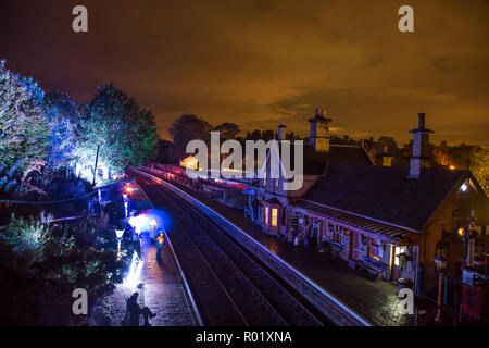 Arley, UK. Il 31 ottobre, 2018. Ghoulish goings-on sono avvenuti a bordo della Severn Valley Railway questa sera come Halloween è su di noi. Una notte speciale service è in esecuzione tra Kidderminster e Arley per quelle anime abbastanza coraggiosi da prendere il dark ride per affrontare i morti viventi. Credito: Lee Hudson/Alamy Live News Foto Stock