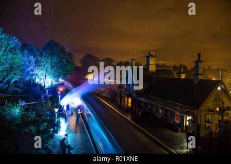 Arley, UK. Il 31 ottobre, 2018. Ghoulish goings-on sono avvenuti a bordo della Severn Valley Railway questa sera come Halloween è su di noi. Una notte speciale service è in esecuzione tra Kidderminster e Arley per quelle anime abbastanza coraggiosi da prendere il dark ride per affrontare i morti viventi. Credito: Lee Hudson/Alamy Live News Foto Stock