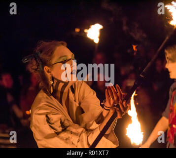 Calton Hill, Edimburgo, Scozia, Regno Unito. 31 ott 2018. Samhuinn Festa del Fuoco: Samhuinn Festa del Fuoco mette sulla sua produzione più grande di sempre con quasi 400 interpreti per celebrare il Celtic Anno Nuovo con un grande spettacolo fiery, per la prima volta il centro della città di Calton Hill. La folla alzarsi vicino agli artisti interpreti o esecutori in una coinvolgente battaglia tra inverno e estate nella notte di Halloween Foto Stock