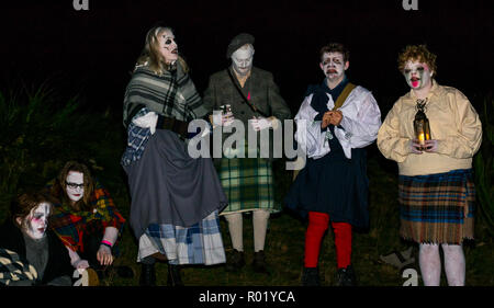 Calton Hill, Edimburgo, Scozia, Regno Unito. 31 ott 2018. Samhuinn Festa del Fuoco: Samhuinn Festa del Fuoco mette sulla sua produzione più grande di sempre con quasi 400 interpreti per celebrare il Celtic Anno Nuovo con un grande spettacolo fiery, per la prima volta il centro della città di Calton Hill. La folla alzarsi vicino agli artisti interpreti o esecutori in una coinvolgente battaglia tra inverno e estate nella notte di Halloween Foto Stock