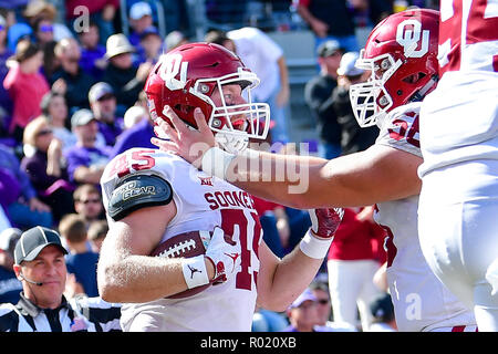 Oklahoma Sooners fullback Carson Meier (45) Si ritiene che le catture di un pass per un touchdown come egli celebra con Oklahoma Sooners offensive lineman Creed Humphrey (56) durante l'Oklahoma Sooners in corrispondenza della TCU cornuto rane in un NCAA Football gioco al Amon G. Carter Stadium, Fort Worth Texas. 10/20/18.Manny Flores/Cal Sport Media. Foto Stock