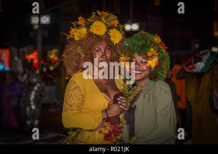 Le donne si vede vestito in costume di Halloween durante la parata. Centinaia di persone hanno partecipato alla quarantacinquesima annuale di Greenwich Village Halloween Parade in New York City. Foto Stock