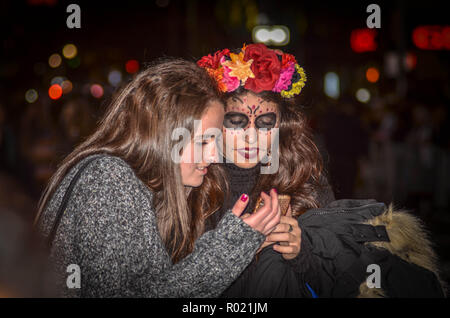 Le donne si vede vestito in costume di Halloween durante la parata. Centinaia di persone hanno partecipato alla quarantacinquesima annuale di Greenwich Village Halloween Parade in New York City. Foto Stock