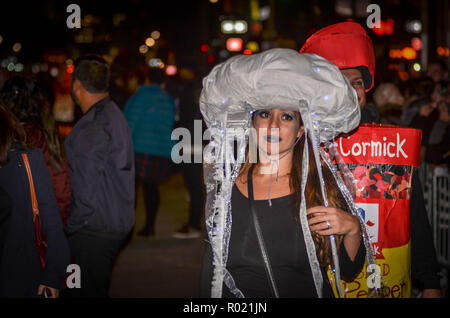 Un partecipante vede vestito in costume di Halloween durante la parata. Centinaia di persone hanno partecipato alla quarantacinquesima annuale di Greenwich Village Halloween Parade in New York City. Foto Stock