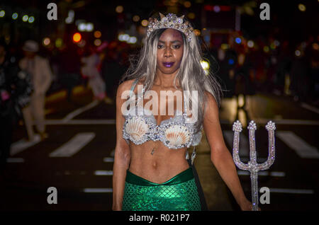 Manhattan, New York, Stati Uniti d'America. 31 ott 2018. Un partecipante vede vestito in costume di Halloween durante la sfilata.centinaia di persone hanno partecipato alla quarantacinquesima annuale di Greenwich Village Halloween Parade in New York City. Credito: Ryan Rahman SOPA/images/ZUMA filo/Alamy Live News Foto Stock