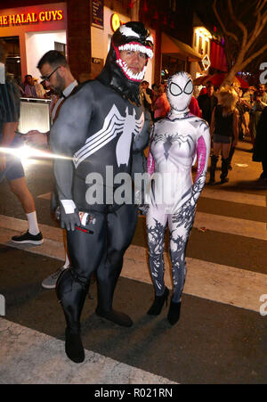 West Hollywood, Stati Uniti d'America. 31 ott 2018. WEST HOLLYWOOD, CA - 31 ottobre: una vista generale di atmosfera di Venom costumi in ottobre 31, 2018 a West Hollywood Halloween Caranval in West Hollywood, California. Credito: Barry re/Alamy Live News Foto Stock