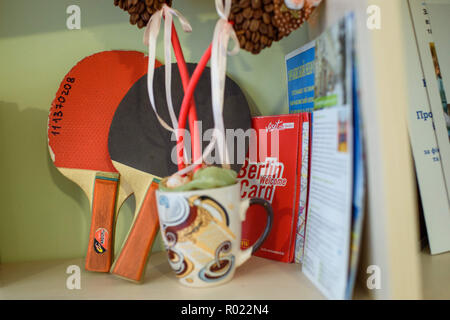 Chuguiiv, Ucraina. 30 ott 2018. Ping pong pipistrelli e un opuscolo ("Berlin Welcome Card') può essere visto su un ripiano al Zentrum für Kinder und Jugendliche der Stadt. Dopo gli scontri tra i militari ucraino e pro-russo separatisti in Ucraina orientale, molte abitazioni e infrastrutture sono stati gravemente danneggiati e parzialmente ristrutturato e ricostruito dal tedesco di aiuti allo sviluppo. Credito: Gregor Fischer/dpa/Alamy Live News Foto Stock