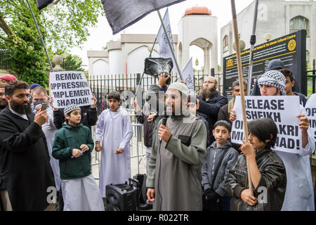 Londra, Regno Unito. Il 30 maggio 2014. File immagine da 30-05-2014: Lewis Ludlow, 26 dal Rochester nel Kent, un musulmano convertito (vede la seconda strada a sinistra e faccia) di copertura utilizzato anche il nome Ali Hussain, è dovuto per essere condannato per la tracciatura di uno Stato islamico-ispirato attacco su Oxford Street in cui egli sperava di uccidere 100 persone. Ludlow è visto qui in 2014 fuori Londra Moschea centrale durante una protesta islamista con altoparlante Mohammed Mizanur Rahman (con microfono) che era stato imprigionato nel 2016 insieme con il radicale chierico Anjem Choudary. Credito: Guy Corbishley/Alamy Live News Foto Stock