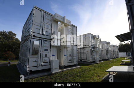 Varel, Germania. 01 Nov, 2018. Grandi hybrid storage unità sono situati dietro il sito della sottostazione. Il gruppo energetico pecora e il giapponese business development agency NEDO hanno creato le basi per questo progetto di dimostrazione. NEDO è il finanziamento con circa 24 milioni di euro. Credito: Carmen Jaspersen/dpa/Alamy Live News Foto Stock