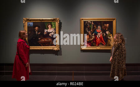 National Gallery di Londra, Regno Unito. 1 Novembre, 2018. Nato a Venezia e di scuola veneziana, il rinascimento ritratto pittore Lorenzo Lotto ha viaggiato molto e ha lavorato in diverse parti d'Italia, più in particolare a Treviso, Bergamo e Venezia e le marche italiane. Immagine: (sinistra) - Ritratto di una coppia di sposi, 1523-4. Lo stato Museo Hermitage di San Pietroburgo; (destra) - Madonna con Bambino e Santi Girolamo, George, Sebastian, Nicola di Bari, Antonio Abate e Caterina di Alessandria, 1524. Galerie Nazionali d'Arte Antica di Roma. Credito: Malcolm Park/Alamy Live News. Foto Stock