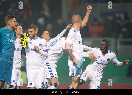 Tripudio finale Team HH, a sinistra e a destra il portiere Julian POLLERSBECK (HH), Vasilije JANJICIC (HH), Aaron HUNT (HH), r. Orel MANGALA (HH). Soccer DFB Pokal, 2° round, SV Wehen Wiesbaden (WI) - HSV Amburgo Amburgo Amburgo (HH) 0: 3, su 30/10/2018 di Wiesbaden/Germania. ## DFL regolamenti vietano qualsiasi uso di fotografie come sequenze di immagini e/o quasi-video ## | Utilizzo di tutto il mondo Foto Stock