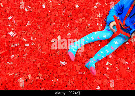 Bambina giocando con lego Foto Stock