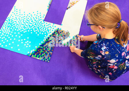 Bambina giocando con lego Foto Stock