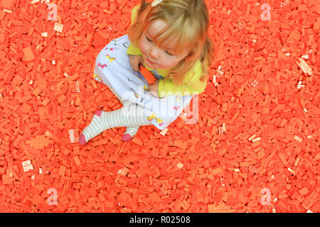 Bambina giocando con lego Foto Stock