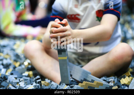 Little Boy giocando con lego Foto Stock