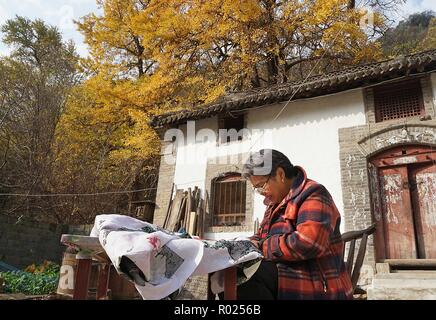 Zhengzhou, la Cina della Provincia di Henan. 1 Nov, 2018. Un abitante di un villaggio ricama a casa presso il Villaggio Xiasi in Songxian County, centrale cinese della Provincia di Henan, nov. 1, 2018. Credito: Li Un/Xinhua/Alamy Live News Foto Stock