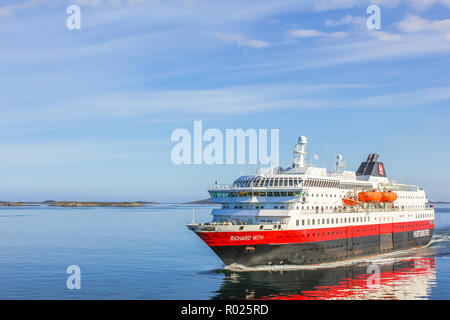 Norvegia, Europa - 4 Maggio 2011: due Hurtigruten vela nelle acque norvegesi. Posta norvegese battello attraversa MS Richard con, nei fiordi norvegesi delle isole Lofoten. La nave di crociera vacanze in costa norvegese. Foto Stock