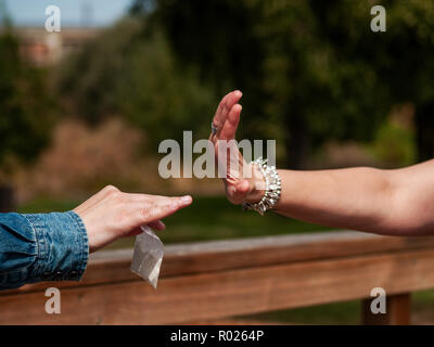 Smettere di droghe concetto. Una donna che fa un gesto di arresto per droga Foto Stock
