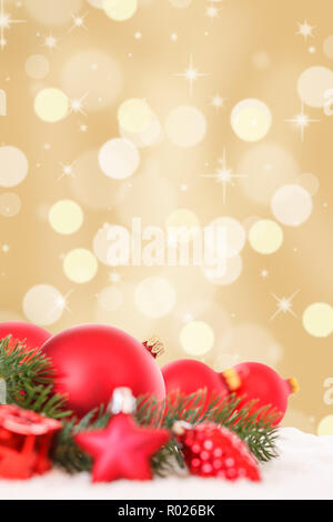 Le palle di Natale rosso decorazioni dorate baubles snow formato ritratto copyspace spazio copia testo Foto Stock