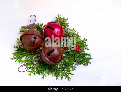 In vecchio stile campane con rami di cedro e di rosa canina. Foto Stock