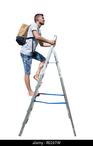 Vista laterale a piena lunghezza Ritratto di una giovane casual uomo traveler salendo una scala che porta uno zaino che guarda lontano isolate su sfondo bianco. Foto Stock