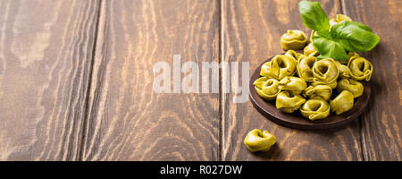 Tortellini fatti in casa con ripieno di spinaci, formaggio e ricotta Foto Stock