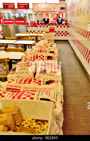All'interno di cinque ragazzi fast-food catena serve hamburger, patatine fresche filiale a Ithaca NY, STATI UNITI D'AMERICA con sacchi di patate. Foto Stock