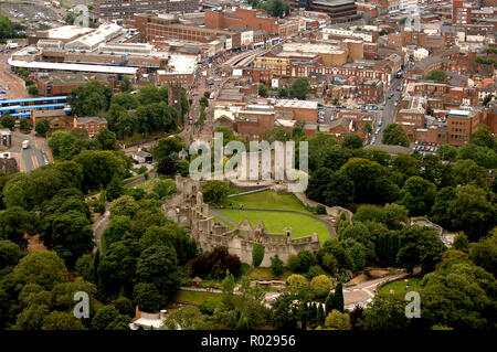 Veduta aerea del Castello di Dudley in Dudley West Midlands circondata da Dudley Zoo Foto Stock