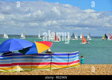 Spettatori guarda lo yacht racing nel Solent durante Lendy Cowes Week (2018), Cowes, Isle of Wight, Regno Unito Foto Stock