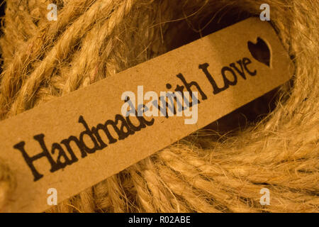 In casa con amore tag kraft con spago sfondo corda Foto Stock