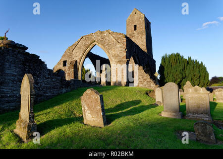 La mattina presto il sole sul dodicesimo secolo Muthill torre e resti di mura della chiesa Perth & Kinross, Scozia Foto Stock