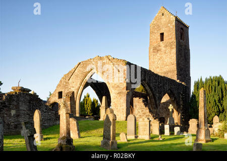 La mattina presto il sole sul dodicesimo secolo Muthill torre e resti di mura della chiesa Perth & Kinross, Scozia Foto Stock