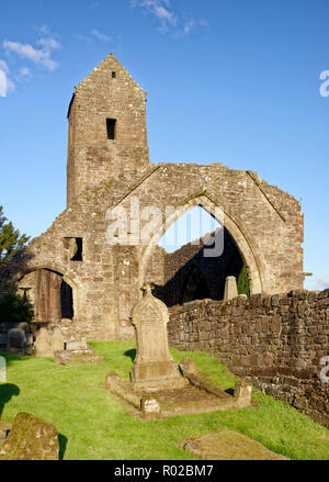 La mattina presto il sole sul dodicesimo secolo Muthill torre e resti di mura della chiesa Perth & Kinross, Scozia Foto Stock