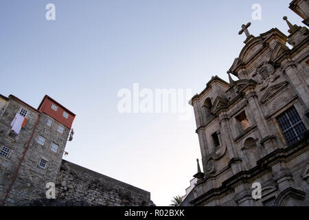 Antica e tipica architettura di Oporto vedendo Grilos chiesa. La luce del mattino. Soft retroilluminati. Foto Stock