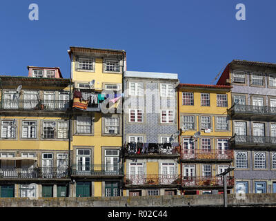 Porto, Portogallo - 4 Marzo 2015: il vecchio e colorata Ribeira case Foto Stock