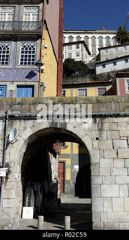 Porto, Portogallo - 4 Marzo 2015: il vecchio e colorata Ribeira architettura. Foto Stock