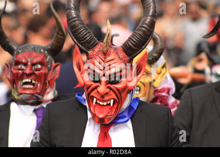 Gli uomini di eseguire la danza dei demoni (danza de los diablos o diablada) al giorno dei morti evento Foto Stock