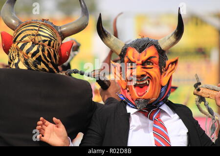 Gli uomini di eseguire la danza dei demoni (danza de los diablos o diablada) al giorno dei morti evento Foto Stock