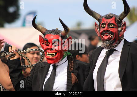 Gli uomini di eseguire la danza dei demoni (danza de los diablos o diablada) al giorno dei morti evento Foto Stock