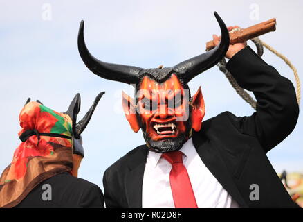 Gli uomini di eseguire la danza dei demoni (danza de los diablos o diablada) al giorno dei morti evento Foto Stock