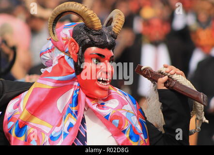 Uomo di eseguire la danza dei demoni (danza de los diablos o diablada) al giorno dei morti evento Foto Stock