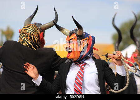 Gli uomini di eseguire la danza dei demoni (danza de los diablos o diablada) al giorno dei morti evento Foto Stock