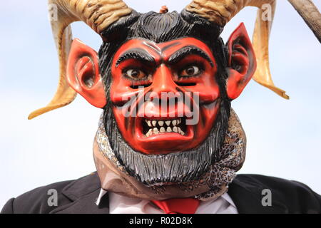 Close up di un pauroso maschera ad una Diablada (Ballo dei diavoli) in termini di prestazioni Foto Stock