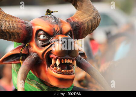 In prossimità di una maschera di diavoli ad un Ballo dei Diavoli prestazioni Foto Stock